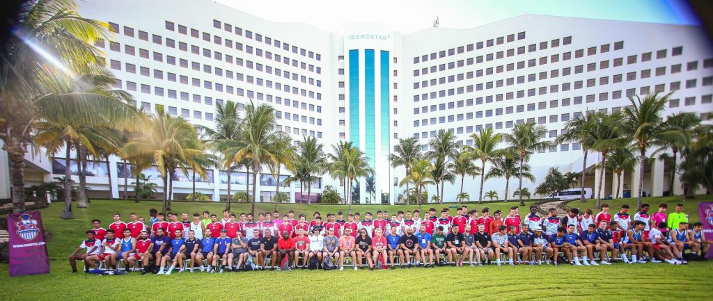Fotografía oficial del Equipo SIS Soccer y los jugadores completos de todos los equipos de Soccer de este año, y Coaches asistentes 